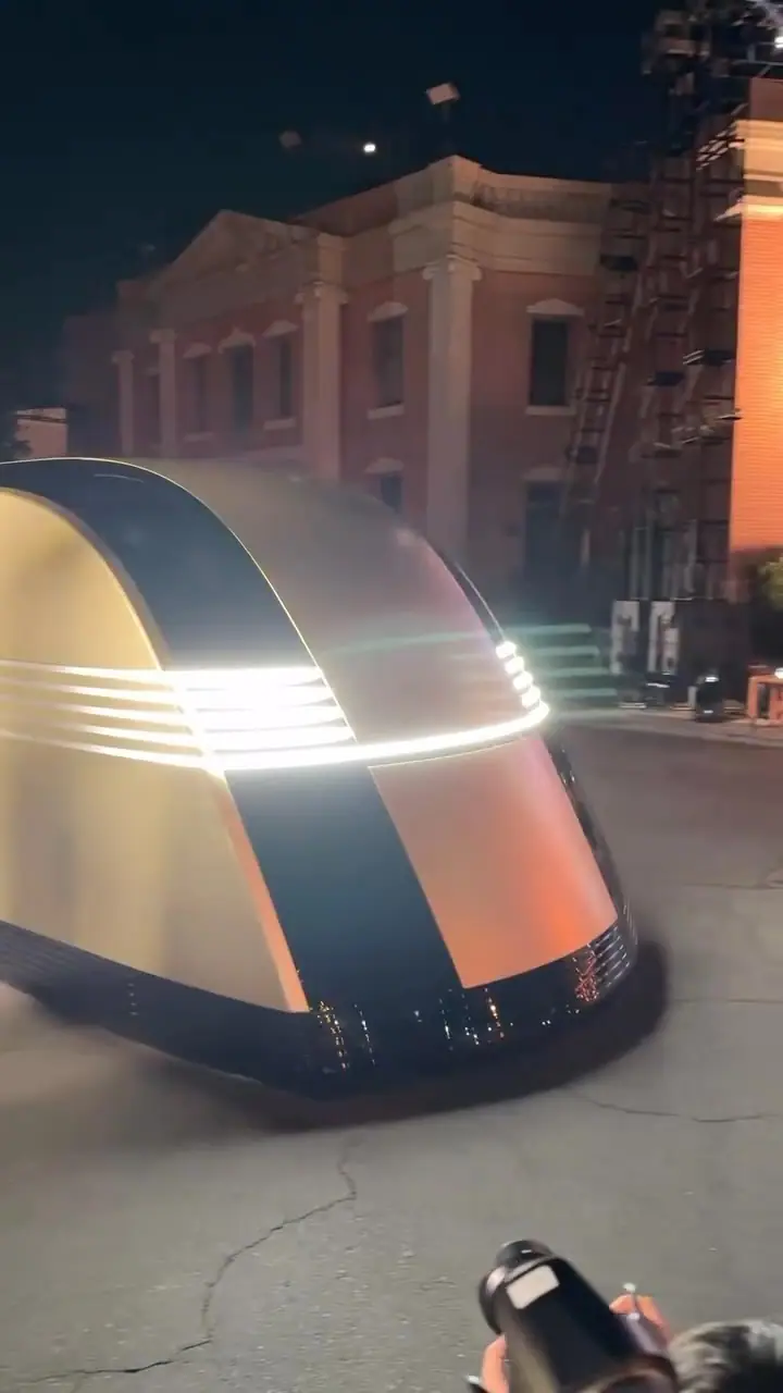 Original cover of Tesla Robovan